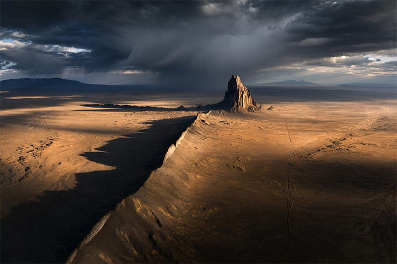 Giải Nhì thuộc về Karol Nienartowicz (Ba Lan) với tác phẩm “Shiprock” chụp tại New Mexico, Mỹ. Bức ảnh ghi lại khối đá khổng lồ nổi bật giữa khung cảnh hoang mạc, minh chứng cho sự hùng vĩ của thiên nhiên miền Tây nước Mỹ. chum-anh-phong-canh-dep-khap-the-gioi-1205-03.jpg