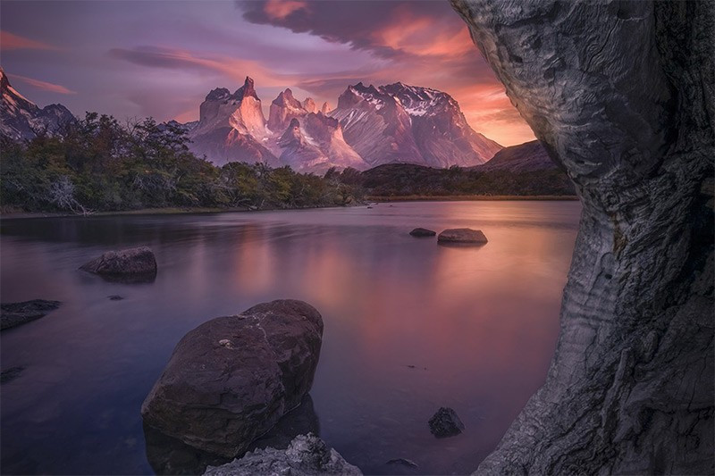 Trong tác phẩm “Sunrise”, Joyce Bealer (Mỹ) tiếp tục khắc họa vẻ đẹp Patagonia với ánh bình minh rực rỡ. Bức ảnh cho thấy sự hòa quyện giữa ánh sáng đầu ngày và dãy núi hùng vĩ, mang lại cảm giác vừa yên bình vừa choáng ngợp. chum-anh-phong-canh-dep-khap-the-gioi-1205-06.jpg