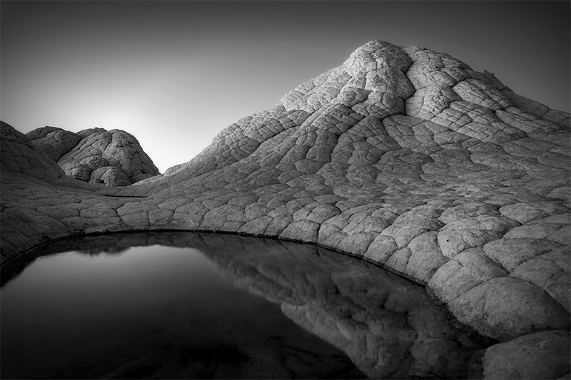 Giải Ba hạng mục “Best Landscape Photography” thuộc về Dave Drost (Mỹ) với tác phẩm “White Pocket” chụp tại Arizona, Mỹ. Bức ảnh khắc họa những lớp đá uốn lượn độc đáo, minh chứng cho sự kỳ diệu của địa chất vùng sa mạc. chum-anh-phong-canh-dep-khap-the-gioi-1205-09.jpg