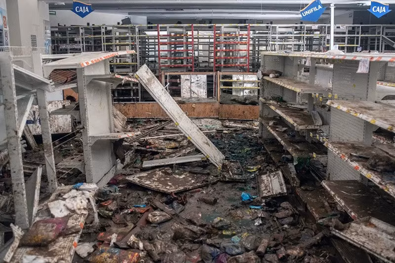 Một cửa hàng bị hư hại do trận lũ nghiêm trọng ở thành phố Alamo, bang Veracruz. chum-anh-lu-lut-tan-pha-mexico-1005-07.jpg