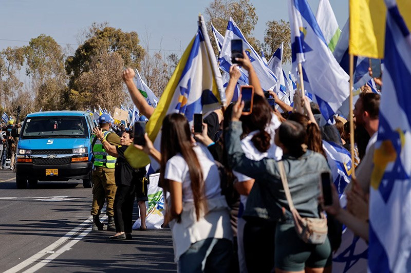 chum-anh-cac-con-tin-tro-ve-israel-032.jpg