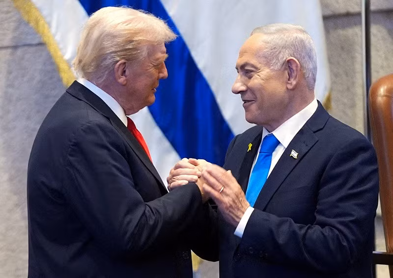 Tổng thống Donald Trump trò chuyện với Thủ tướng Israel Benjamin Netanyahu tại Knesset ở Jerusalem, ngày 13/10. Ảnh: Reuters chum-anh-cac-con-tin-tro-ve-israel-021.jpg