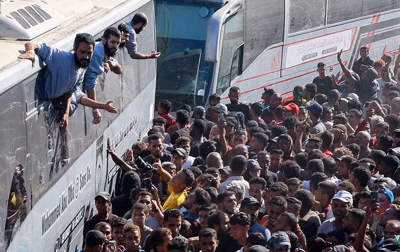 Người dân tụ tập tại bệnh viện Nasser để chào đón các tù nhân Palestine được Israel thả, tại Khan Younis, phía nam Dải Gaza, ngày 13/10. Ảnh: Reuters chum-anh-cac-con-tin-tro-ve-israel-013.jpg