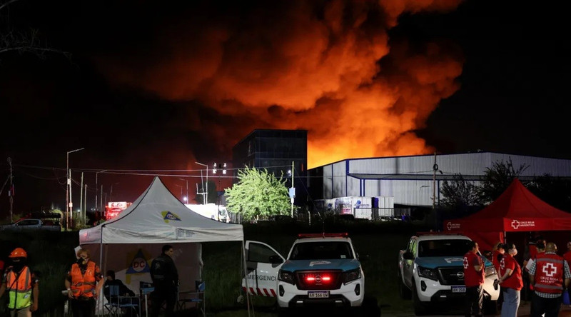 Khói dày đặc từ vụ cháy khiến tầm nhìn giảm nghiêm trọng, buộc sân bay quốc tế Ministro Pistarini gần đó phải hoãn hoặc chuyển hướng nhiều chuyến bay. loat-vu-no-du-doi-rung-chuyen-khu-cong-nghiep-argentina-3.jpg