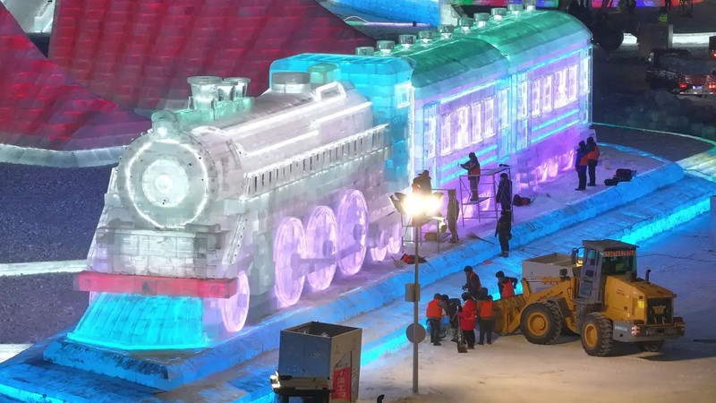 Công viên được thiết kế với 3 trục cảnh quan chính, mỗi khu vực đều có kiến trúc băng tuyết đặc sắc, tạo nên không gian chụp ảnh, tham quan và trải nghiệm nghệ thuật mùa đông hấp dẫn. choang-ngop-truoc-cong-vien-bang-tuyet-lon-nhat-hanh-tinh-4.jpg