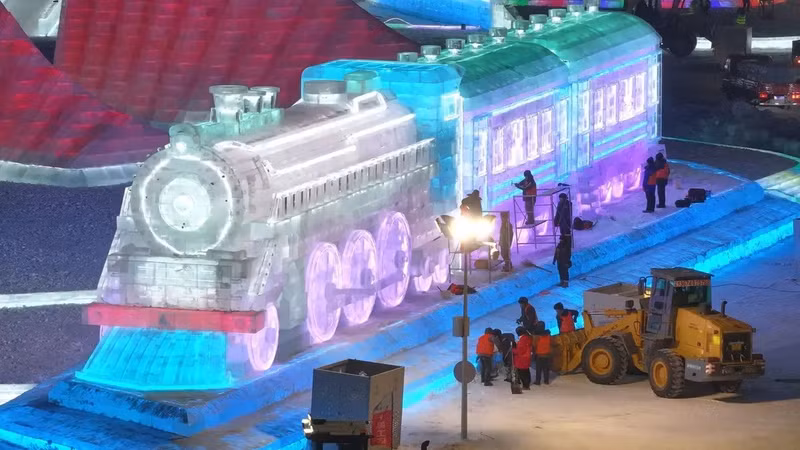 Công viên được thiết kế với 3 trục cảnh quan chính, mỗi khu vực đều có kiến trúc băng tuyết đặc sắc, tạo nên không gian chụp ảnh, tham quan và trải nghiệm nghệ thuật mùa đông hấp dẫn. choang-ngop-truoc-cong-vien-bang-tuyet-lon-nhat-hanh-tinh-4.jpg