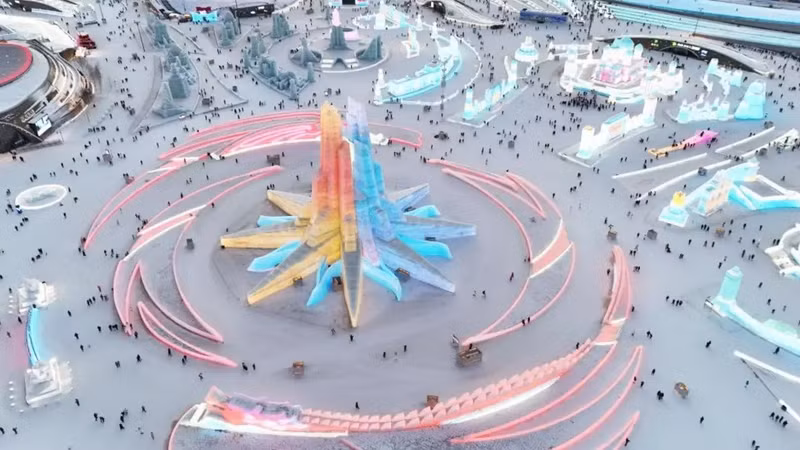 Từ 17–23/12, vé người lớn có giá khuyến mãi 298 nhân dân tệ (42 USD), sau đó trở lại mức 328 nhân dân tệ. Ngoài ra, Cáp Nhĩ Tân còn có triển lãm tuyết Sun Island rộng 1,5 triệu m² và lễ hội bên sông Tùng Hoa. choang-ngop-truoc-cong-vien-bang-tuyet-lon-nhat-hanh-tinh-8.jpg