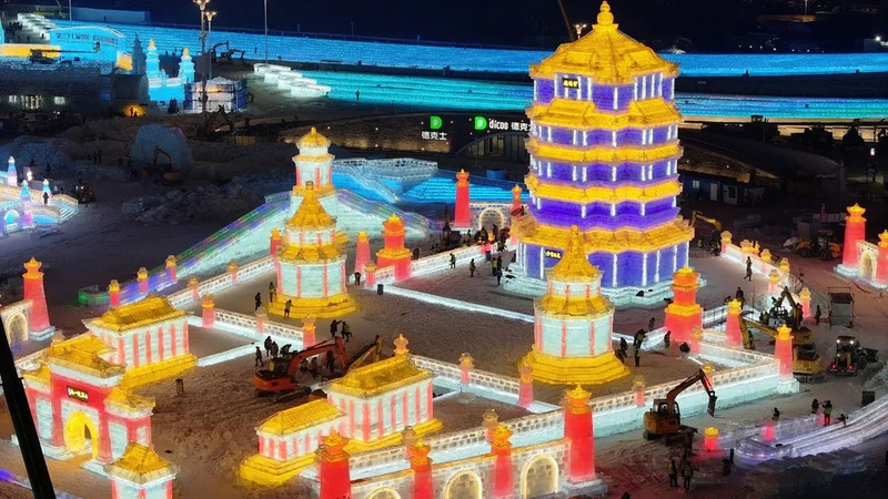 Năm nay, chủ đề “Ice and Snow, Fairy Tale World” mang đến trải nghiệm như bước vào thế giới cổ tích mùa đông, với nghệ thuật điêu khắc băng tuyết tinh xảo và không gian tương tác độc đáo cho du khách. choang-ngop-truoc-cong-vien-bang-tuyet-lon-nhat-hanh-tinh-3.jpg