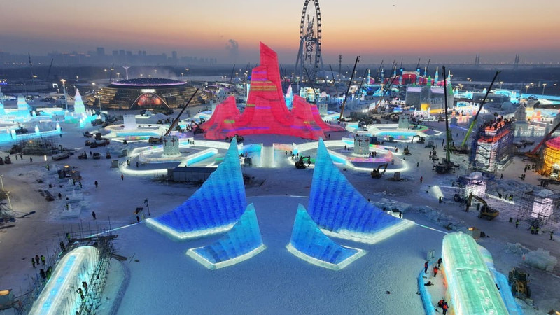 Công viên băng tuyết lớn nhất thế giới khai trương ngày 17/12 tại thành phố Cáp Nhĩ Tân, tỉnh Hắc Long Giang, Trung Quốc. Đây là lần thứ 27 sự kiện Ice-Snow World được tổ chức, thu hút du khách toàn cầu. choang-ngop-truoc-cong-vien-bang-tuyet-lon-nhat-hanh-tinh.jpg