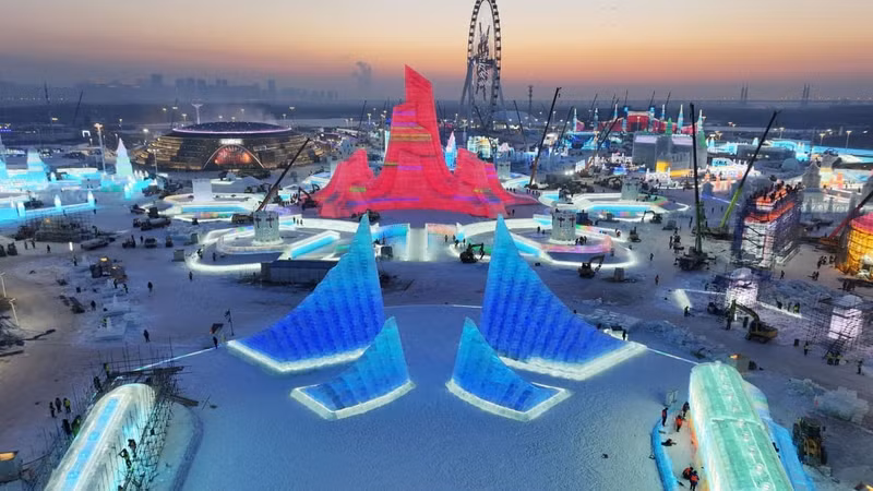 Công viên băng tuyết lớn nhất thế giới khai trương ngày 17/12 tại thành phố Cáp Nhĩ Tân, tỉnh Hắc Long Giang, Trung Quốc. Đây là lần thứ 27 sự kiện Ice-Snow World được tổ chức, thu hút du khách toàn cầu. choang-ngop-truoc-cong-vien-bang-tuyet-lon-nhat-hanh-tinh.jpg