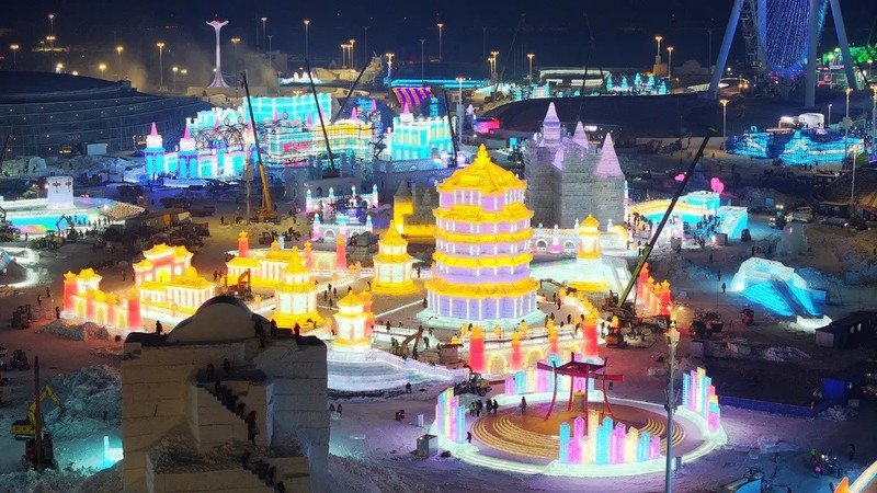 Ngoài cảnh quan, nơi đây còn tổ chức diễu hành nghệ thuật băng tuyết, sân khấu ngoài trời với các buổi biểu diễn hàng ngày. Đặc biệt, có nhà mái vòm khí nén rộng 5.000 m² cho hoạt động trong nhà. choang-ngop-truoc-cong-vien-bang-tuyet-lon-nhat-hanh-tinh-5.jpg