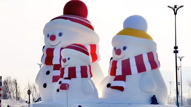 Sự kiện này trùng với Lễ hội Băng Tuyết Quốc tế Cáp Nhĩ Tân, nơi diễn ra các cuộc thi điêu khắc băng quốc tế, bóng đá tuyết và khúc côn cầu trên băng, mang đến không khí thể thao sôi động cho du khách. choang-ngop-truoc-cong-vien-bang-tuyet-lon-nhat-hanh-tinh-7.jpg