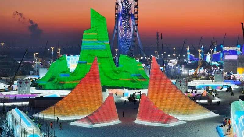 Công nghệ hiện đại được ứng dụng mạnh mẽ: hệ thống chiếu sáng thông minh tạo hiệu ứng lung linh ban đêm, cùng các tính năng tương tác AI giúp khách tham quan trải nghiệm sống động và mới mẻ. choang-ngop-truoc-cong-vien-bang-tuyet-lon-nhat-hanh-tinh-6.jpg