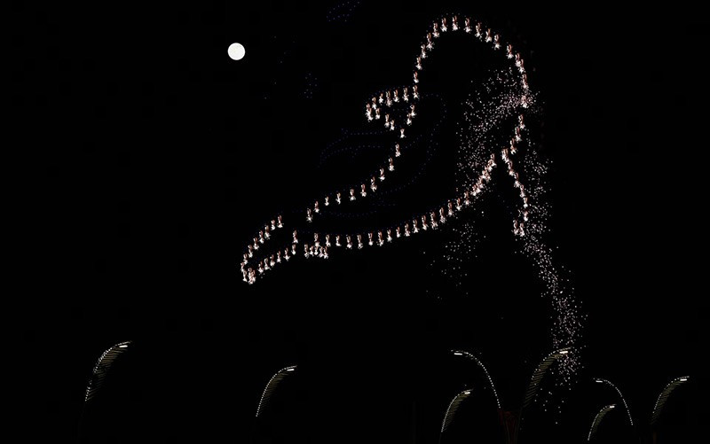 Mặt trăng tỏa sáng khi các drone tham gia trình diễn ánh sáng trong Triển lãm Thuyền Qatar tại Doha, Qatar, ngày 6/11. Ảnh: Reuters. chum-anh-nhung-hinh-anh-khac-thuong-trong-tuan-1105-015.jpg