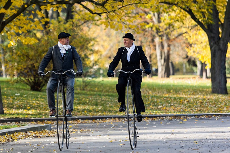 Những người tham gia mặc trang phục lịch sử cưỡi xe đạp bánh lớn trong cuộc đua penny farthing thường niên tại Prague, Cộng hòa Séc, ngày 1/11. Ảnh: Reuters. chum-anh-nhung-hinh-anh-khac-thuong-trong-tuan-1105-010.jpg