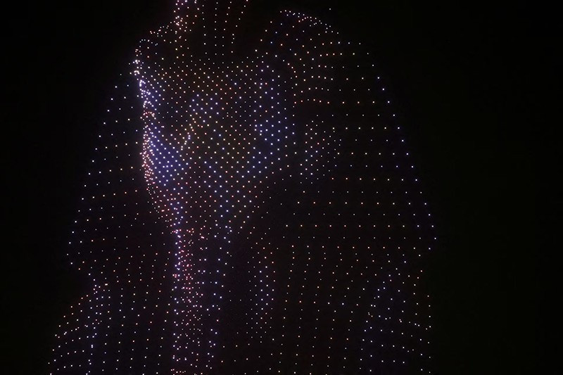 Một màn trình diễn ánh sáng bằng drone tái hiện chiếc mặt nạ của vị vua Pharaoh cổ đại Tutankhamen trong lễ khai mạc Bảo tàng Lớn Ai Cập (GEM), gần quần thể kim tự tháp Giza, tại Giza, Ai Cập, ngày 1/11. Ảnh: Reuters. chum-anh-nhung-hinh-anh-khac-thuong-trong-tuan-1105-01.jpg