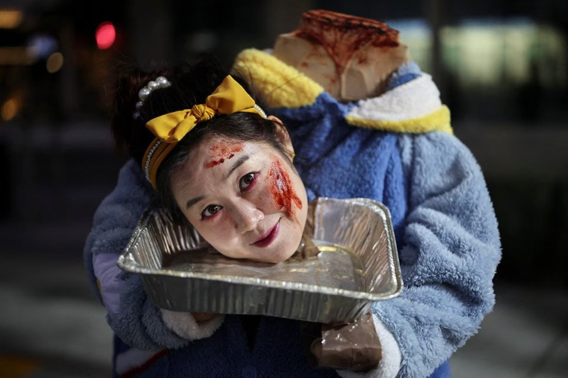 Một người phụ nữ mặc trang phục hóa trang tạo dáng chụp ảnh chân dung trong lễ hội Halloween tại West Hollywood, California, ngày 31/10. Ảnh: Reuters. chum-anh-nhung-hinh-anh-khac-thuong-trong-tuan-1105-03.jpg