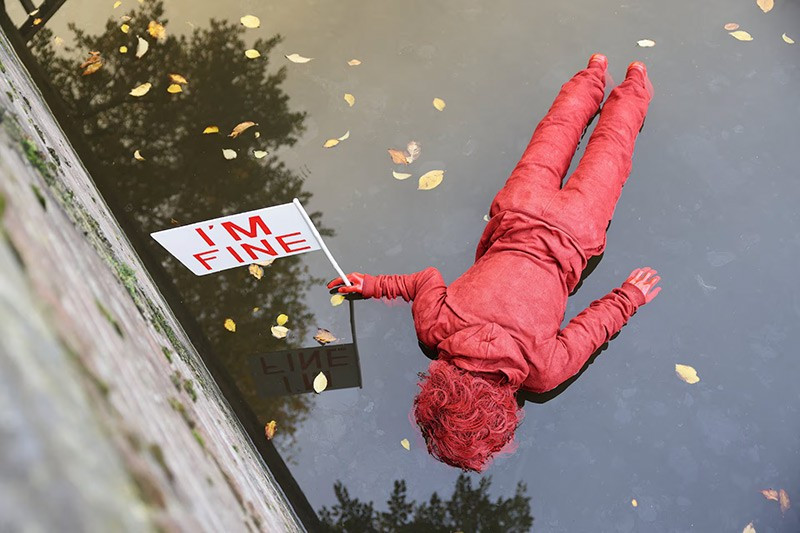 Tác phẩm nghệ thuật bí mật của nghệ sĩ Pháp James Colomina được trưng bày trên các kênh đào ở Amsterdam nhằm chỉ trích chính sách khí hậu, tại Amsterdam, Hà Lan, ngày 6/11. Ảnh: Reuters. chum-anh-nhung-hinh-anh-khac-thuong-trong-tuan-1105-011.jpg