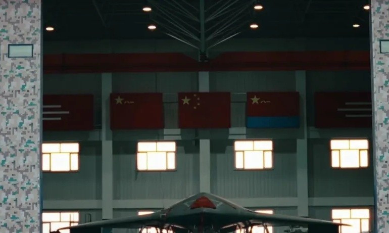 GJ-11 thường được so với UAV S-70 Okhotnik của Nga, nhưng S-70 vẫn đang thử nghiệm, trong khi GJ-11 đã bước vào huấn luyện thực tế. Video cho thấy GJ-11 được vận hành như một phần của phi đội, có hạ tầng riêng. uav-tang-hinh-buoc-vao-huan-luyen-thuc-te-he-lo-chien-luoc-khong-chien-moi-4.jpg