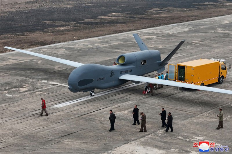 ong-kim-jong-un-chi-dao-cong-tac-nghien-cuu-uav-03.jpg