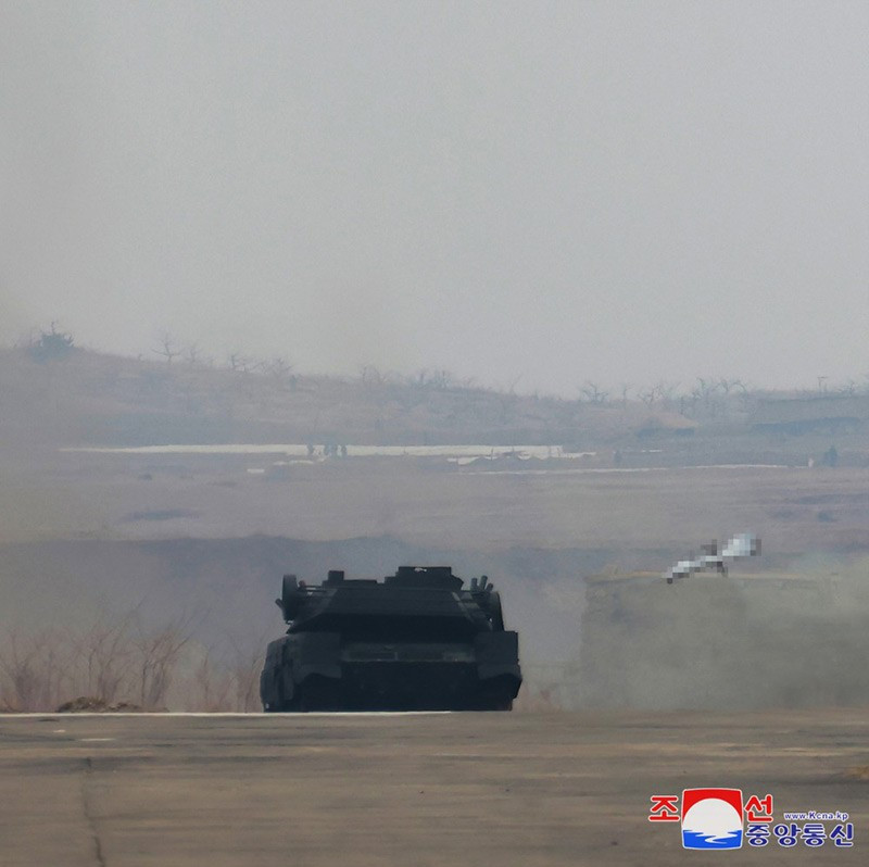 ong-kim-jong-un-chi-dao-cong-tac-nghien-cuu-uav-09.jpg