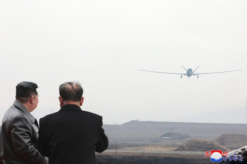ong-kim-jong-un-chi-dao-cong-tac-nghien-cuu-uav-06.jpg