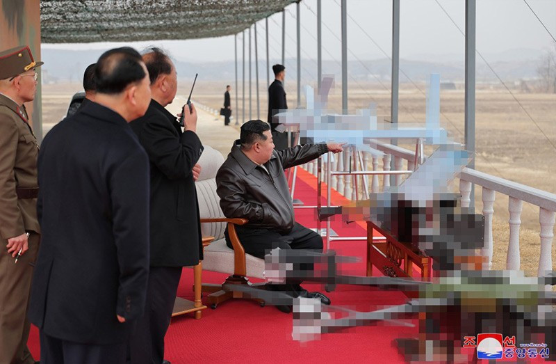 ong-kim-jong-un-chi-dao-cong-tac-nghien-cuu-uav-07.jpg