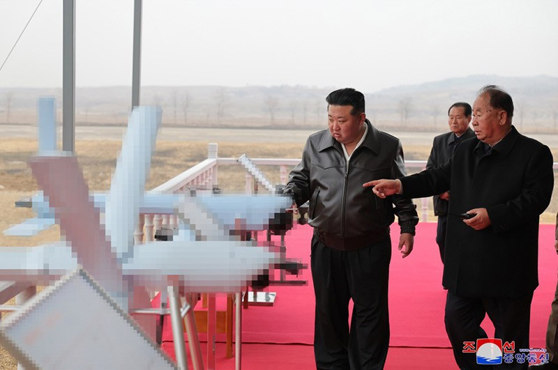 ong-kim-jong-un-chi-dao-cong-tac-nghien-cuu-uav-08.jpg