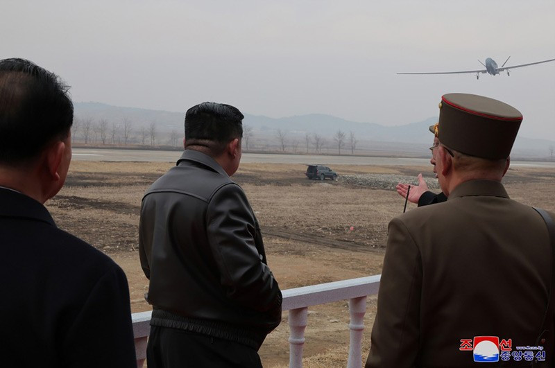 ong-kim-jong-un-chi-dao-cong-tac-nghien-cuu-uav-05.jpg