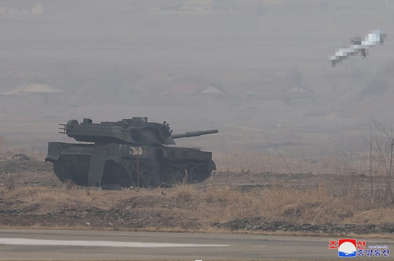 ong-kim-jong-un-chi-dao-cong-tac-nghien-cuu-uav-013.jpg