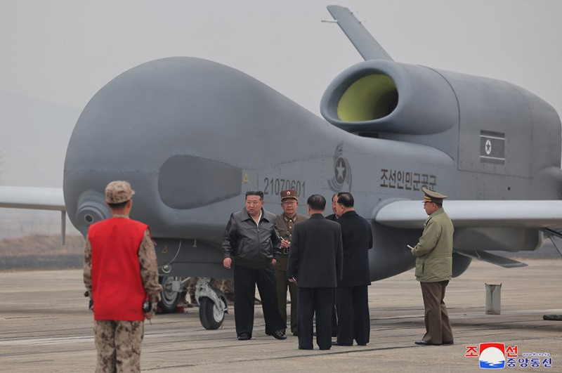 ong-kim-jong-un-chi-dao-cong-tac-nghien-cuu-uav-02.jpg