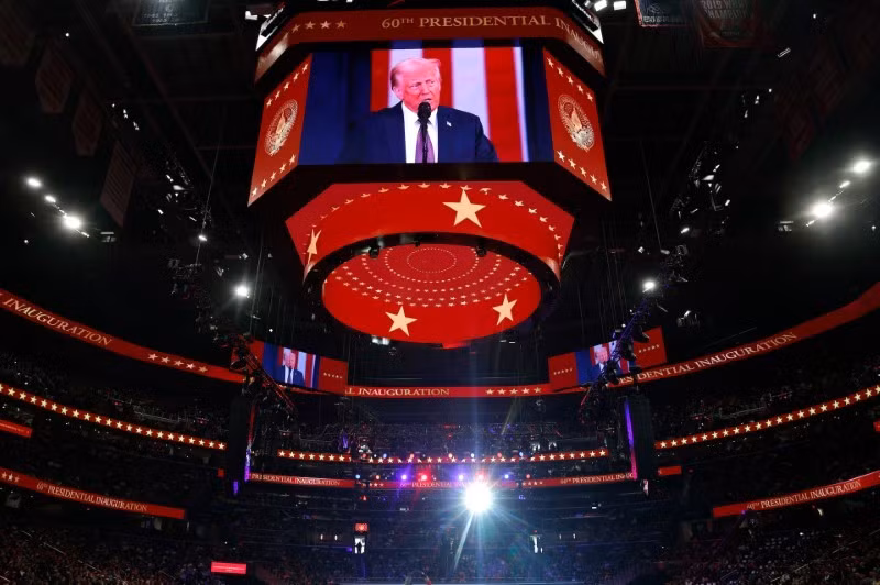 Thời tiết lạnh giá đã buộc cuộc diễu hành nhậm chức tổng thống truyền thống dọc theo Đại lộ Pennsylvania đi qua Nhà Trắng phải diễn ra trong nhà lần đầu tiên sau 40 năm. chum-anh-ong-trump-tuyen-the-nham-chuc-tong-thong-thu-47-cua-my-7.jpg