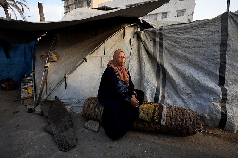 Một phụ nữ Palestine ngồi tại nơi trú ẩn tạm thời giữa lệnh ngừng bắn tại Gaza City. Ảnh: Reuters chum-anh-dai-gaza-khi-mua-dong-dang-den-gan-1105-011.jpg