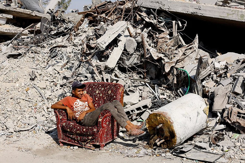 Một người Palestine ngồi trên ghế bành cạnh đống đổ nát giữa lệnh ngừng bắn tại Gaza City. Ảnh: Reuters chum-anh-dai-gaza-khi-mua-dong-dang-den-gan-1105-020.jpg