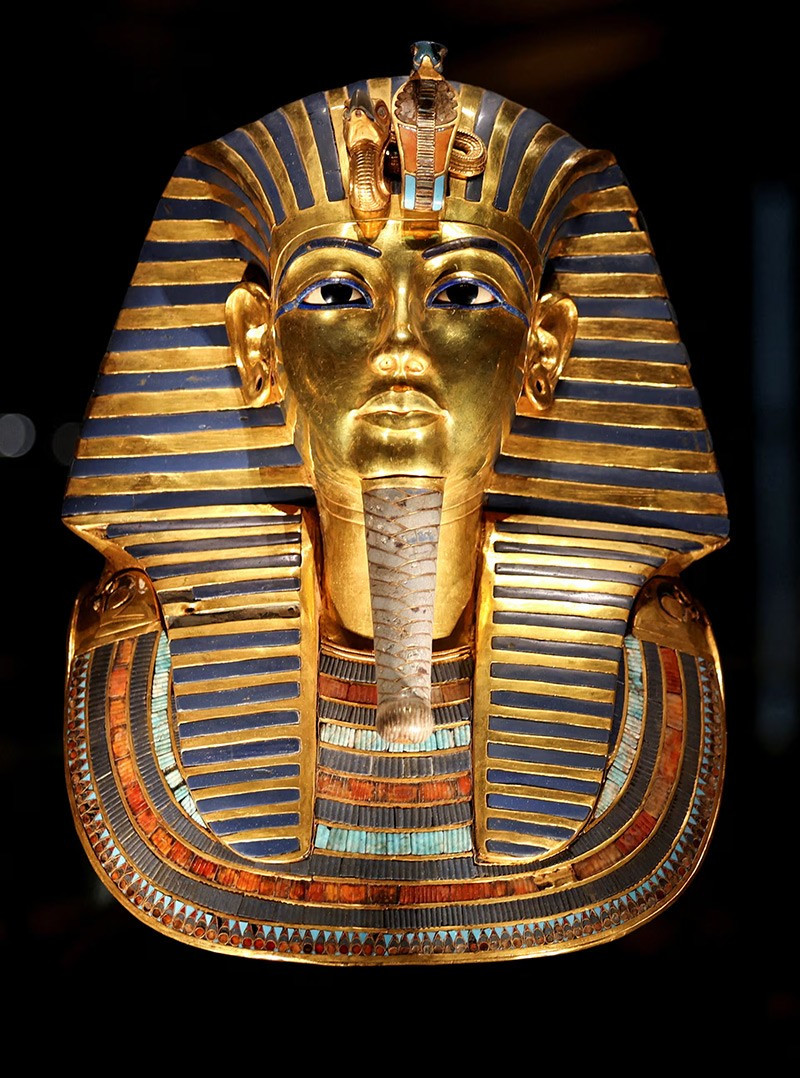 Mặt nạ chôn cất bằng vàng của Pharaoh Tutankhamun. chum-anh-ben-trong-kho-bau-cua-vua-tutankhamun-1105-024.jpg