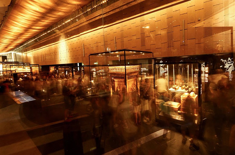 Du khách tham quan phòng trưng bày của vua Tutankhamun trong ngày đầu tiên mở cửa. chum-anh-ben-trong-kho-bau-cua-vua-tutankhamun-1105-06.jpg