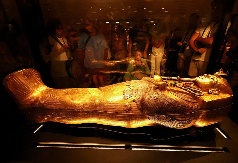 Du khách chiêm ngưỡng chiếc quan tài vàng của Pharaoh Tutankhamun. chum-anh-ben-trong-kho-bau-cua-vua-tutankhamun-1105-017.jpg