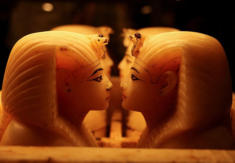 Các hiện vật từ bộ sưu tập của vua Ai Cập Tutankhamun được trưng bày. chum-anh-ben-trong-kho-bau-cua-vua-tutankhamun-1105-04.jpg