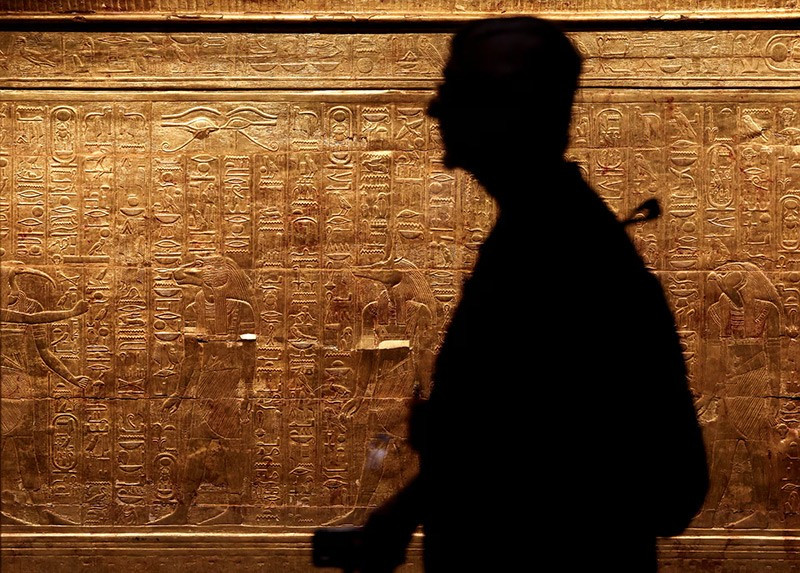 Một người đi ngang qua một trong những ngôi đền của vua Tutankhamun. chum-anh-ben-trong-kho-bau-cua-vua-tutankhamun-1105-018.jpg