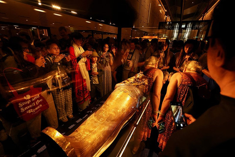 Du khách chiêm ngưỡng chiếc quan tài vàng của Pharaoh Tutankhamun. chum-anh-ben-trong-kho-bau-cua-vua-tutankhamun-1105-02.jpg
