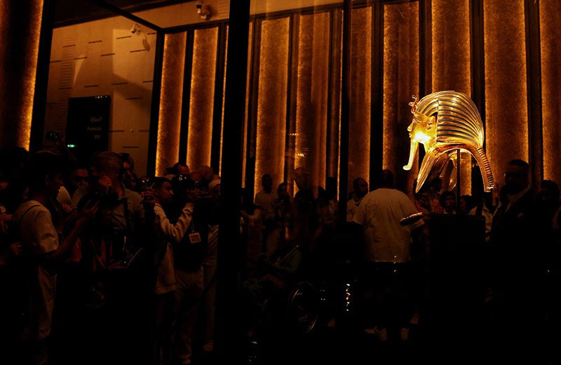 Du khách chụp ảnh mặt nạ chôn cất bằng vàng của Pharaoh Tutankhamun. chum-anh-ben-trong-kho-bau-cua-vua-tutankhamun-1105-013.jpg