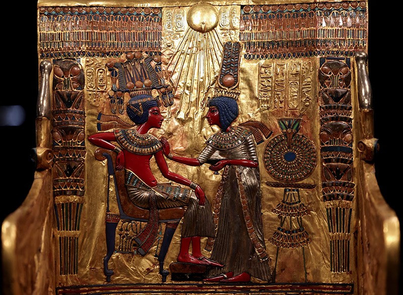 Cận cảnh chiếc ngai vàng bằng vàng của vua Ai Cập cổ đại Tutankhamun. chum-anh-ben-trong-kho-bau-cua-vua-tutankhamun-1105-025.jpg