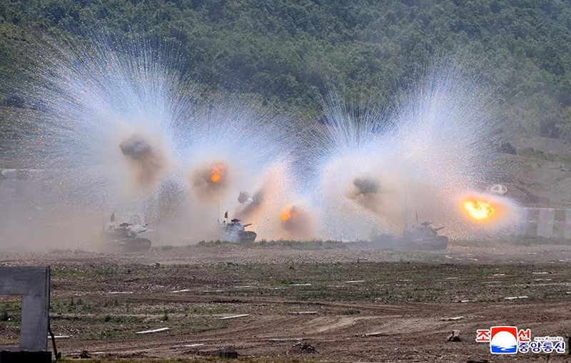 Hình ảnh Triều Tiên KCNA đưa tin là cuộc huấn luyện chiến thuật của lực lượng đặc nhiệm quân đội và cuộc tập trận bắn đạn thật của các đơn vị xe tăng, tại một địa điểm không xác định ở Triều Tiên, ngày 13/5. Ảnh: KCNA. chum-anh-an-tuong-trong-tuan-150505-017.jpg