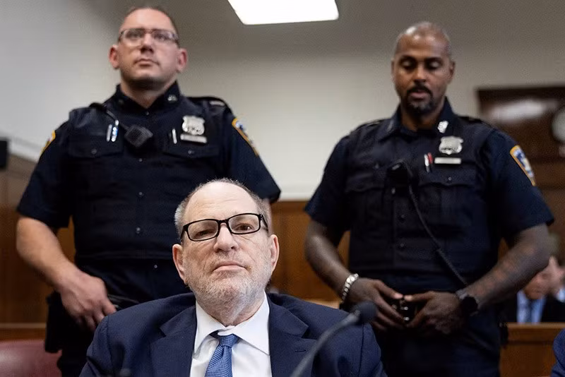 Cựu nhà sản xuất phim Hollywood Harvey Weinstein ra hầu tòa để xét xử lại các cáo buộc hiếp dâm và tấn công tình dục tại Tòa án Hình sự Manhattan ở New York, ngày 13/5. Ảnh: JUSTIN LANE/Pool qua REUTERS chum-anh-an-tuong-trong-tuan-150505-020.jpg