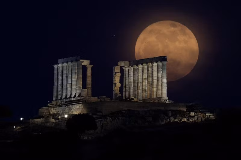 Trăng tròn mọc phía sau Đền Poseidon ở Mũi Sounion, gần Athens, Hy Lạp, ngày 12/5. Ảnh: REUTERS/Louisa Gouliamaki. chum-anh-an-tuong-trong-tuan-150505-01.jpg
