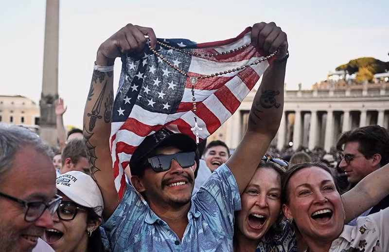 Mọi người phản ứng khi Đức Giáo hoàng Leo XIV mới đắc cử, xuất hiện trên ban công của Vương cung thánh đường Thánh Peter tại Vatican, ngày 8/5. Ảnh: REUTERS/DYLAN MARTINEZ chum-anh-an-tuong-trong-tuan-150505-06.jpg