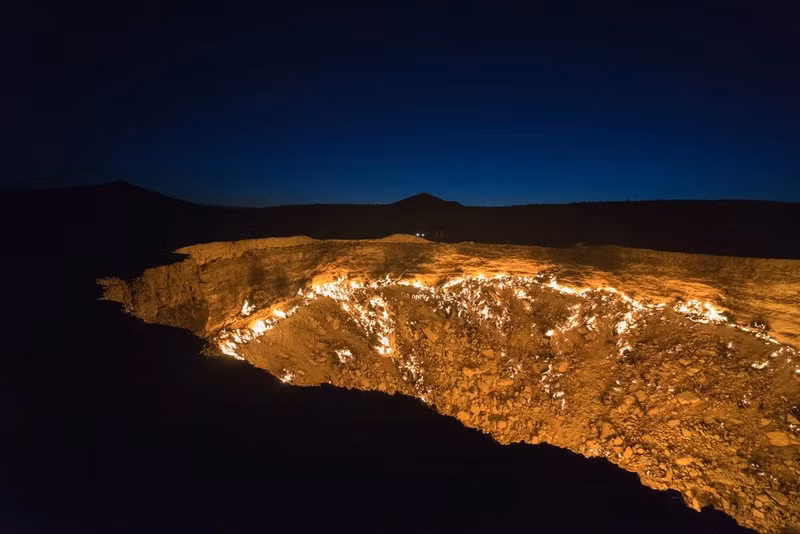 Darvaza Crater (Cổng địa ngục) – Turkmenistan. Miệng hố cháy liên tục hơn 50 năm, được cho là hình thành năm 1971 khi các nhà địa chất Liên Xô phát hiện khí gas và đốt để ngăn lan rộng. Nay là điểm thu hút khách du lịch dù khó tiếp cận. 7-noi-rung-ron-nhat-the-gioi-khien-du-khach-vua-so-vua-me-8.jpg