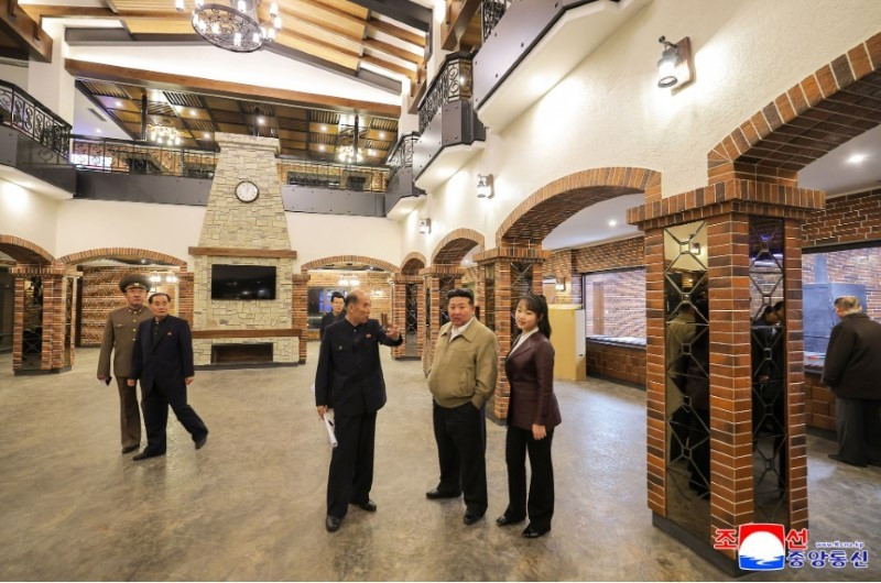 kim-jong-un-gioi-thieu-trung-tam-tro-choi-dien-tu-300-cho-ngoi-10.jpg