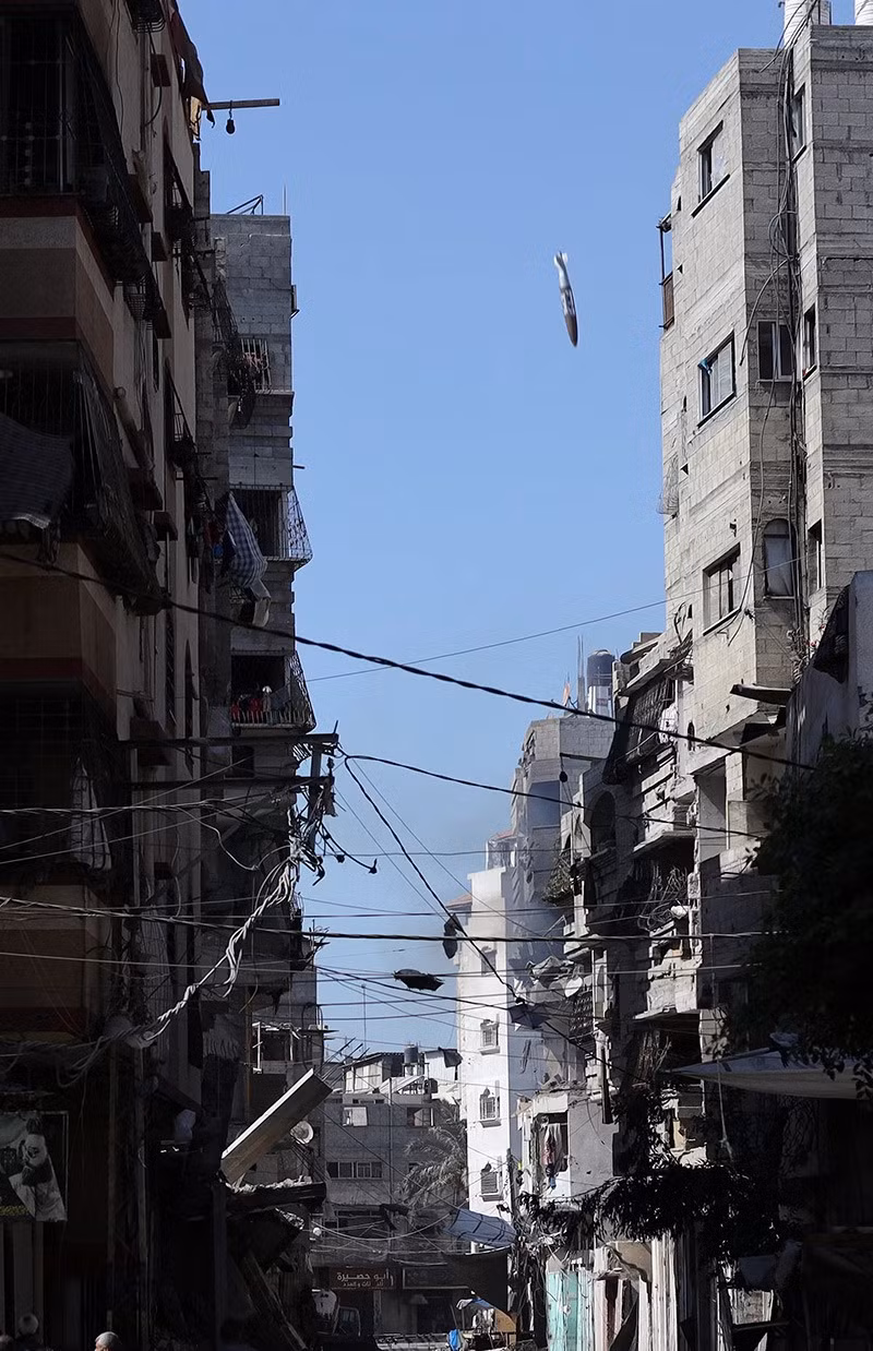 Một tên lửa rơi gần một ngôi nhà trong đợt không kích của Israel, ở Gaza City, ngày 7/9. Ảnh: Reuters chum-anh-israel-doi-bom-thanh-pho-gaza-04.jpg
