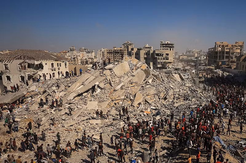 Người Palestine kiểm tra hiện trường tòa nhà dân cư đổ sập ngay sau khi trúng đòn không kích của Israel, ở Gaza City, ngày 8/9. Ảnh: Reuters chum-anh-israel-doi-bom-thanh-pho-gaza-08.jpg